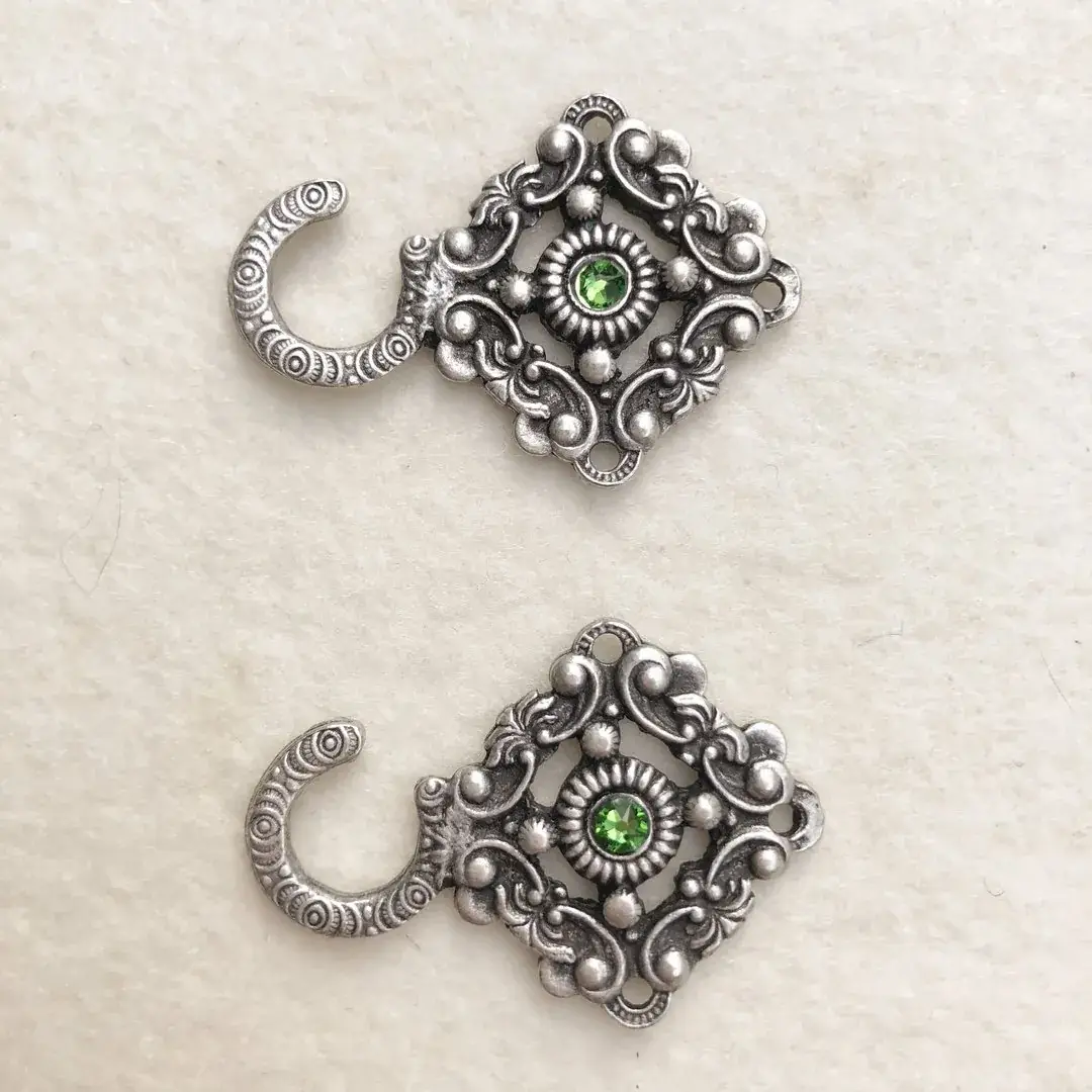 Miederhaken mit Swarovski dunkelgrün in antik-silber matt – Bild 9 – Chiemgauer Heimatwerk Trachten-Onlineshop Miederhaken mit Swarovski dunkelgrün in antik-silber matt - Bild 9 - Chiemgauer Heimatwerk Trachten-Onlineshop