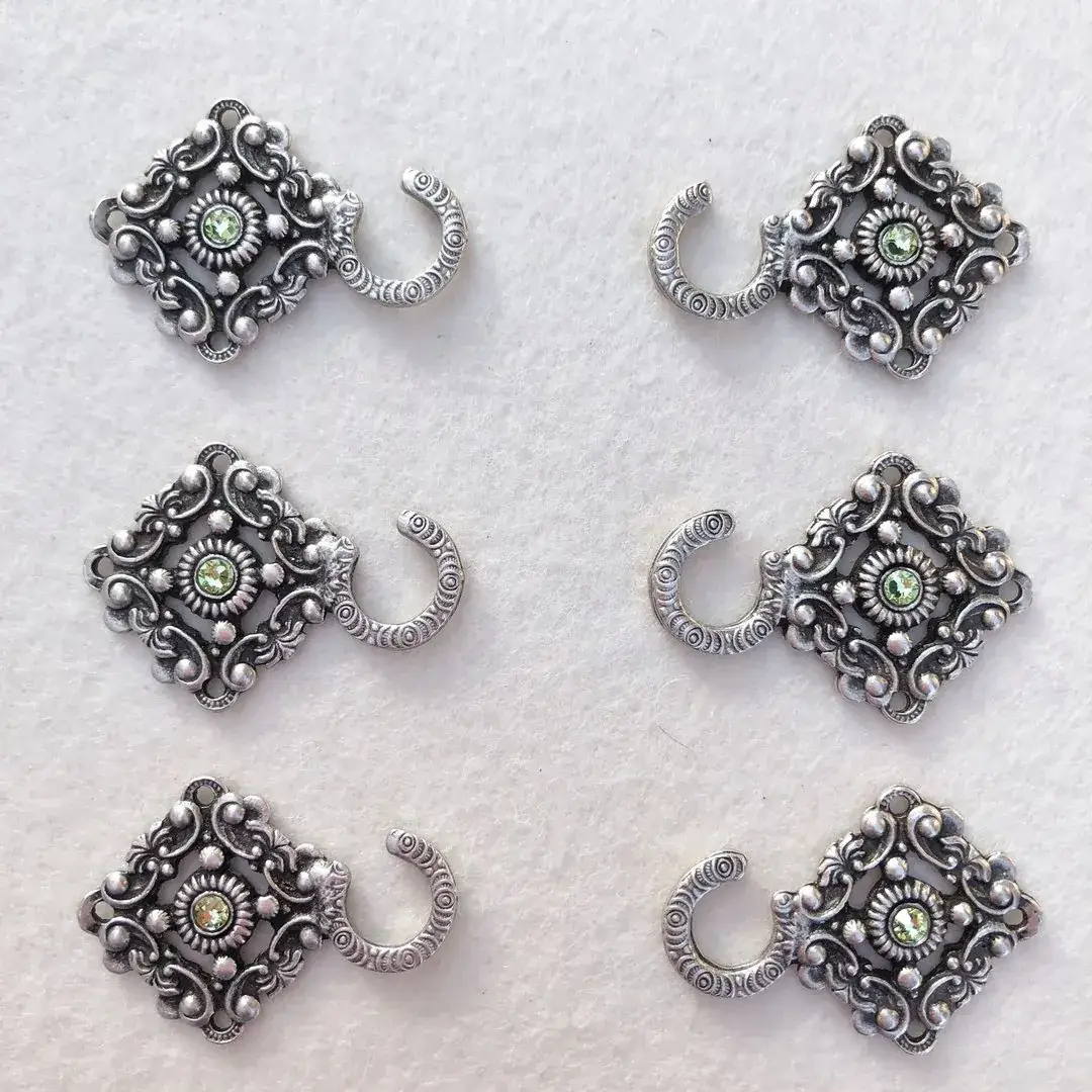 Miederhaken mit Swarovski hellgrün in antik-silber matt – Bild 13 – Chiemgauer Heimatwerk Trachten-Onlineshop Miederhaken mit Swarovski hellgrün in antik-silber matt - Bild 13 - Chiemgauer Heimatwerk Trachten-Onlineshop