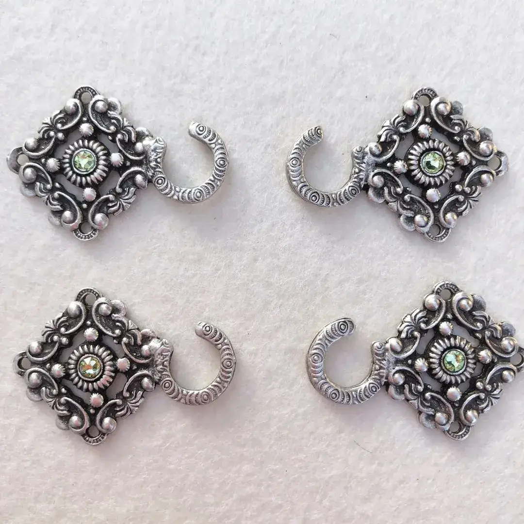 Miederhaken mit Swarovski hellgrün in antik-silber matt – Bild 15 – Chiemgauer Heimatwerk Trachten-Onlineshop Miederhaken mit Swarovski hellgrün in antik-silber matt - Bild 15 - Chiemgauer Heimatwerk Trachten-Onlineshop