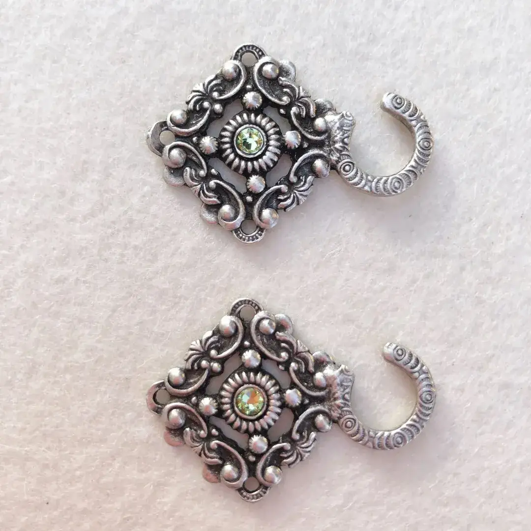 Miederhaken mit Swarovski hellgrün in antik-silber matt – Bild 5 – Chiemgauer Heimatwerk Trachten-Onlineshop Miederhaken mit Swarovski hellgrün in antik-silber matt - Bild 5 - Chiemgauer Heimatwerk Trachten-Onlineshop
