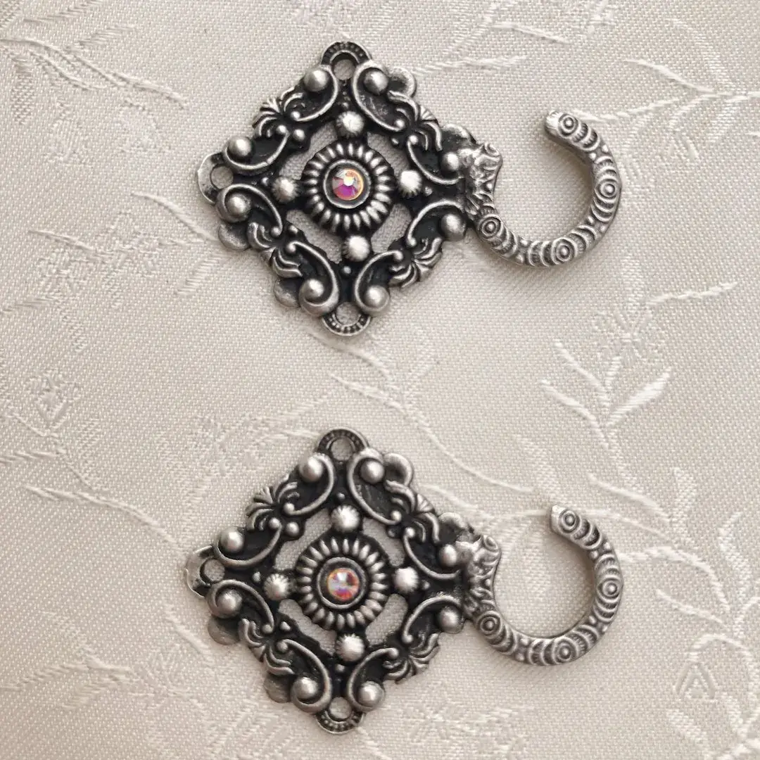Miederhaken mit Swarovski kristallAB antik-silber matt – Bild 10 – Chiemgauer Heimatwerk Trachten-Onlineshop Miederhaken mit Swarovski kristallAB antik-silber matt - Bild 10 - Chiemgauer Heimatwerk Trachten-Onlineshop