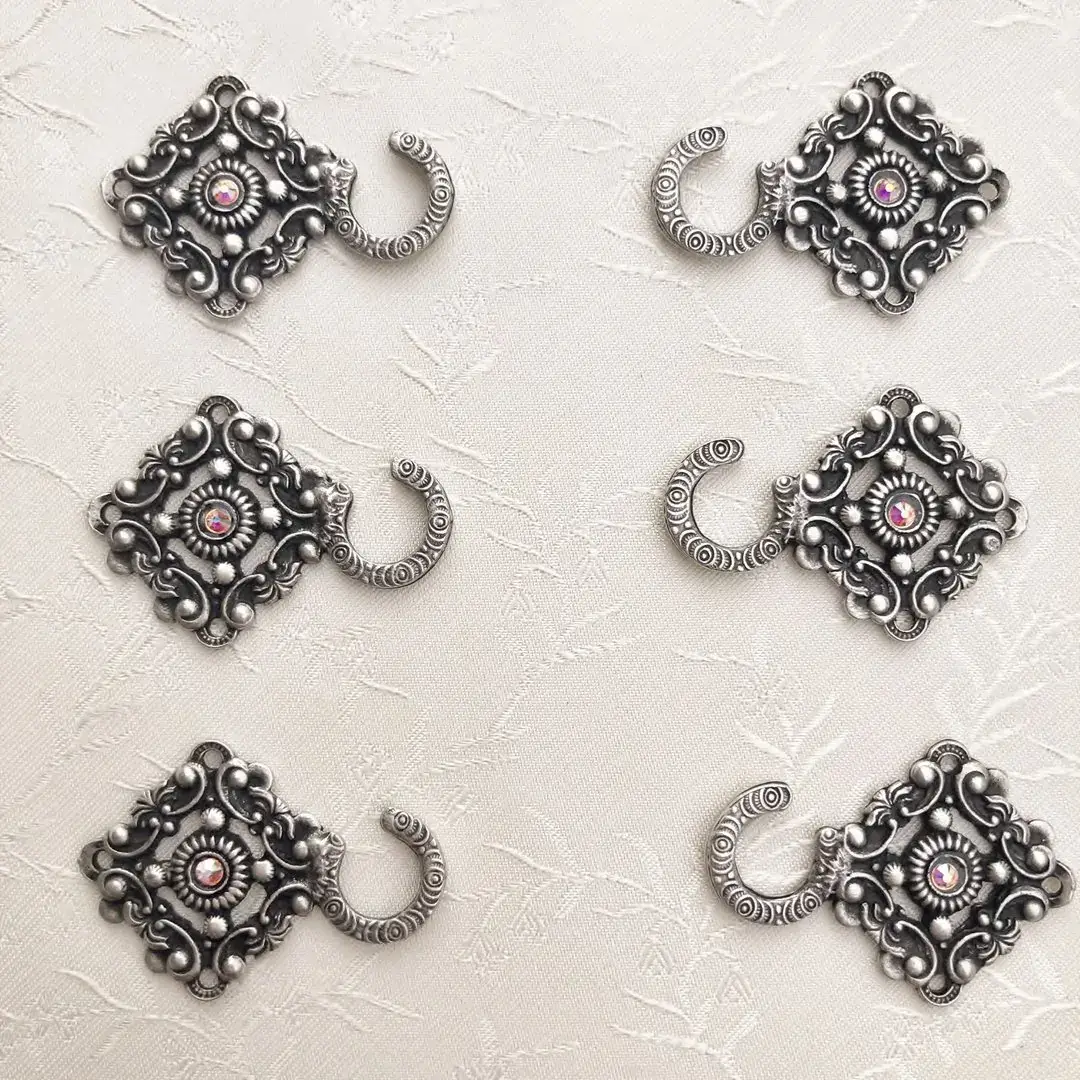 Miederhaken mit Swarovski kristallAB antik-silber matt – Bild 6 – Chiemgauer Heimatwerk Trachten-Onlineshop Miederhaken mit Swarovski kristallAB antik-silber matt - Bild 6 - Chiemgauer Heimatwerk Trachten-Onlineshop