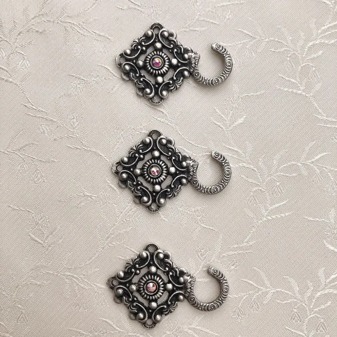 Miederhaken mit Swarovski kristallAB antik-silber matt – Bild 7 – Chiemgauer Heimatwerk Trachten-Onlineshop Miederhaken mit Swarovski kristallAB antik-silber matt - Bild 7 - Chiemgauer Heimatwerk Trachten-Onlineshop