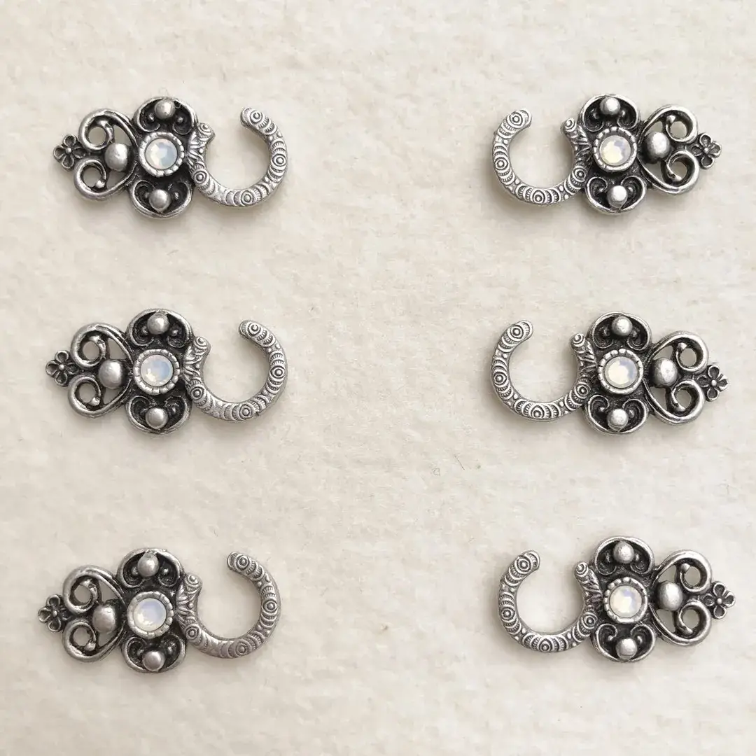 Miederhaken mit Swarovski opal in antik-silber matt – Bild 3 – Chiemgauer Heimatwerk Trachten-Onlineshop Miederhaken mit Swarovski opal in antik-silber matt - Bild 3 - Chiemgauer Heimatwerk Trachten-Onlineshop