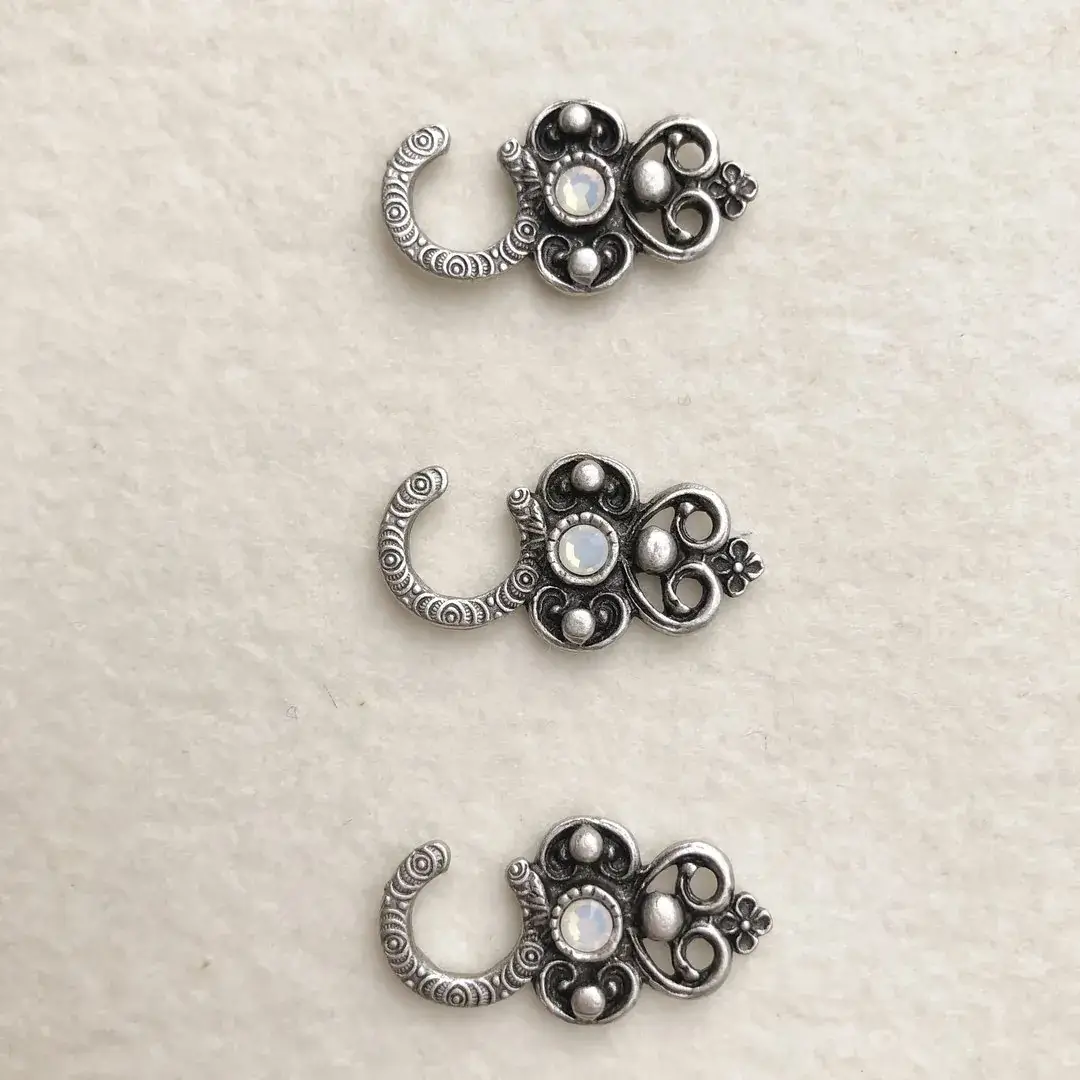 Miederhaken mit Swarovski opal in antik-silber matt – Bild 4 – Chiemgauer Heimatwerk Trachten-Onlineshop Miederhaken mit Swarovski opal in antik-silber matt - Bild 4 - Chiemgauer Heimatwerk Trachten-Onlineshop