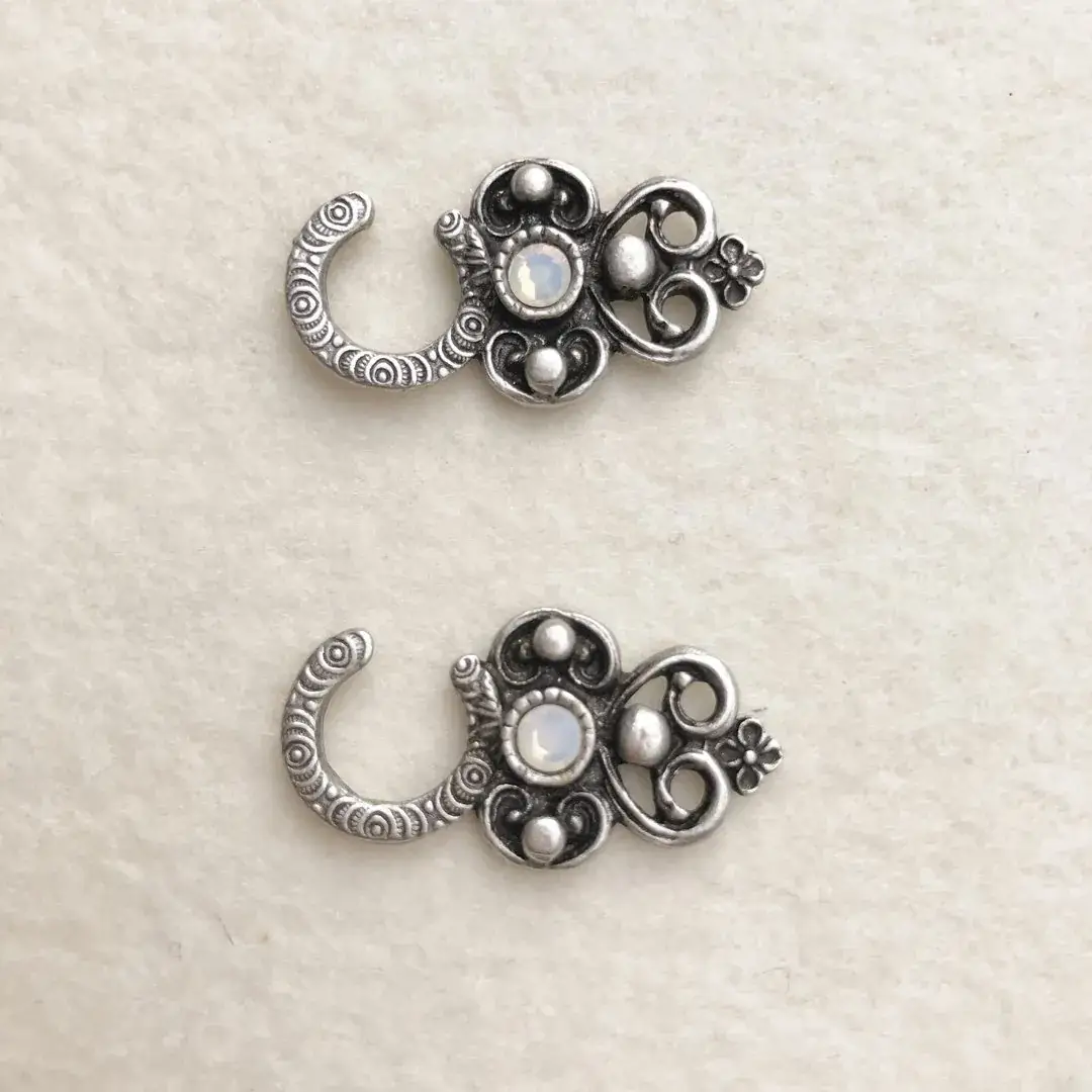 Miederhaken mit Swarovski opal in antik-silber matt – Bild 5 – Chiemgauer Heimatwerk Trachten-Onlineshop Miederhaken mit Swarovski opal in antik-silber matt - Bild 5 - Chiemgauer Heimatwerk Trachten-Onlineshop