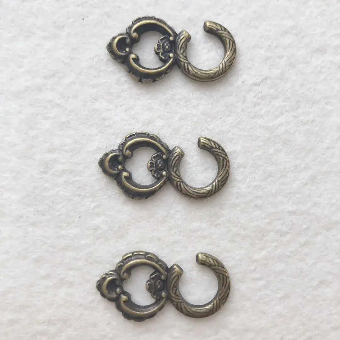 Miederhaken Trachtenhaken antik-messing No. 2 – Bild 6 – Chiemgauer Heimatwerk Trachten-Onlineshop Miederhaken Trachtenhaken antik-messing No. 2 - Bild 6 - Chiemgauer Heimatwerk Trachten-Onlineshop