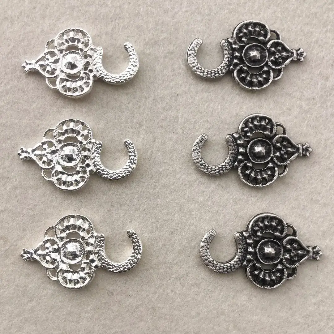 Miederhaken Trachtenhaken antik-silber matt No. 1 – Bild 10 – Chiemgauer Heimatwerk Trachten-Onlineshop Miederhaken Trachtenhaken antik-silber matt No. 1 - Bild 10 - Chiemgauer Heimatwerk Trachten-Onlineshop