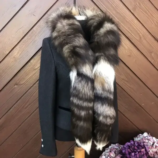 Pelz-Stola aus Fuchs in braun – Bild 1 – Chiemgauer Heimatwerk Trachten-Onlineshop Pelz-Stola aus Fuchs in braun - Bild 1 - Chiemgauer Heimatwerk Trachten-Onlineshop