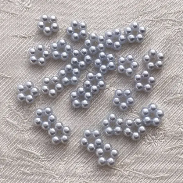 Perlenblume eisblau 5 mm – Bild 1 – Chiemgauer Heimatwerk Trachten-Onlineshop Perlenblume eisblau 5 mm - Bild 1 - Chiemgauer Heimatwerk Trachten-Onlineshop