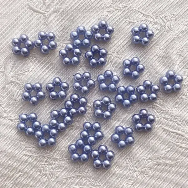 Perlenblume himmelblau 5 mm – Bild 1 – Chiemgauer Heimatwerk Trachten-Onlineshop Perlenblume himmelblau 5 mm - Bild 1 - Chiemgauer Heimatwerk Trachten-Onlineshop