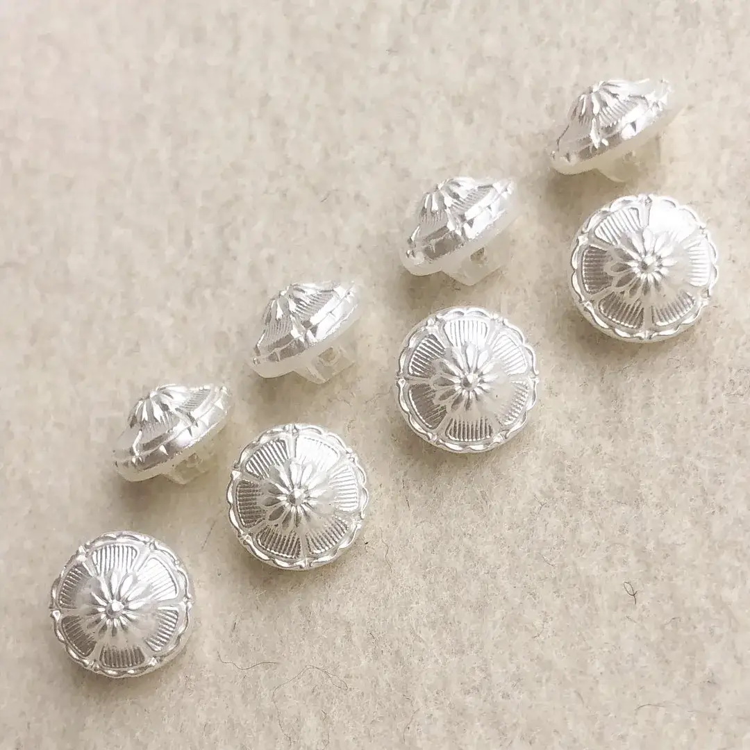 Perlknopf aus echtem Glas Blüte – Bild 3 – Chiemgauer Heimatwerk Trachten-Onlineshop Perlknopf aus echtem Glas Blüte - Bild 3 - Chiemgauer Heimatwerk Trachten-Onlineshop