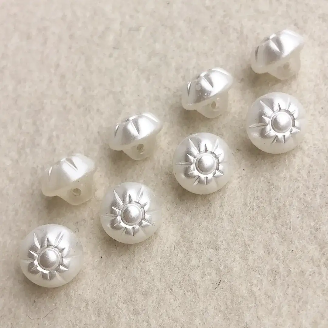 Perlknopf aus echtem Glas Blume weiß – Bild 12 – Chiemgauer Heimatwerk Trachten-Onlineshop Perlknopf aus echtem Glas Blume weiß - Bild 12 - Chiemgauer Heimatwerk Trachten-Onlineshop