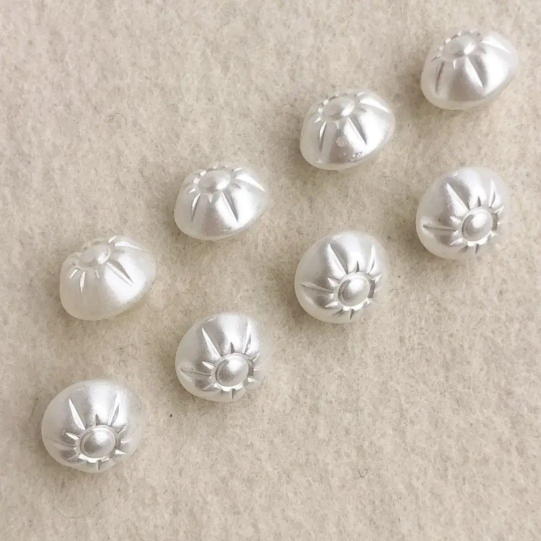 Perlknopf aus echtem Glas Blume weiß – Bild 13 – Chiemgauer Heimatwerk Trachten-Onlineshop Perlknopf aus echtem Glas Blume weiß - Bild 13 - Chiemgauer Heimatwerk Trachten-Onlineshop