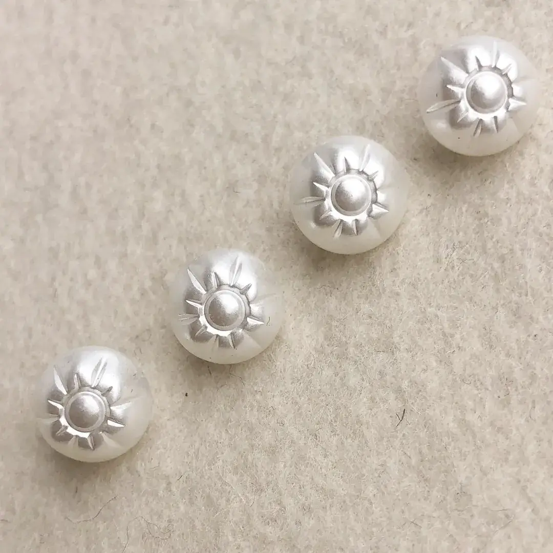 Perlknopf aus echtem Glas Blume weiß – Bild 3 – Chiemgauer Heimatwerk Trachten-Onlineshop Perlknopf aus echtem Glas Blume weiß - Bild 3 - Chiemgauer Heimatwerk Trachten-Onlineshop