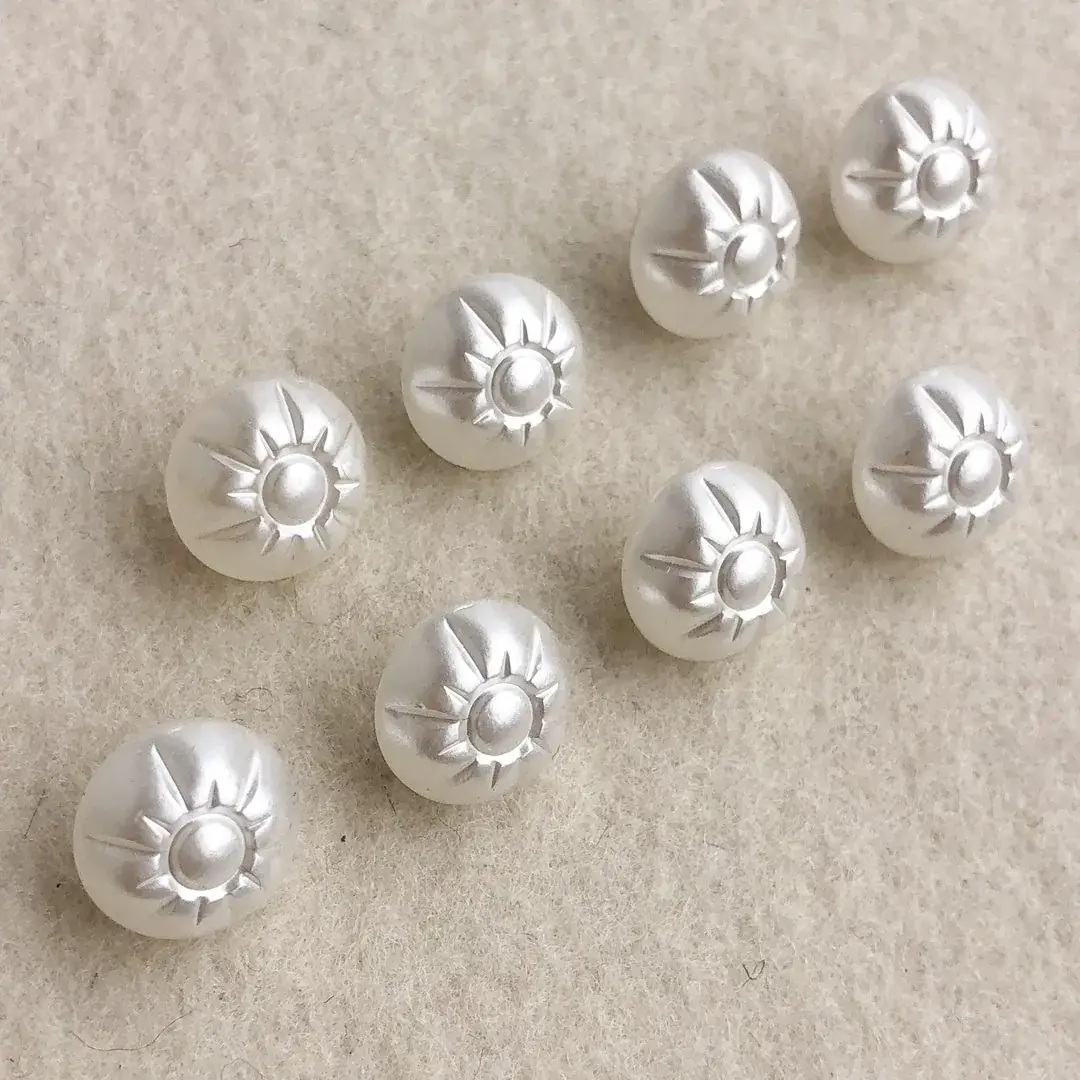 Perlknopf aus echtem Glas Blume weiß – Bild 9 – Chiemgauer Heimatwerk Trachten-Onlineshop Perlknopf aus echtem Glas Blume weiß - Bild 9 - Chiemgauer Heimatwerk Trachten-Onlineshop