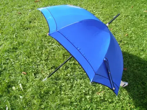 Regenschirm aus Satin blau – Bild 2 – Chiemgauer Heimatwerk Trachten-Onlineshop Regenschirm aus Satin blau - Bild 2 - Chiemgauer Heimatwerk Trachten-Onlineshop