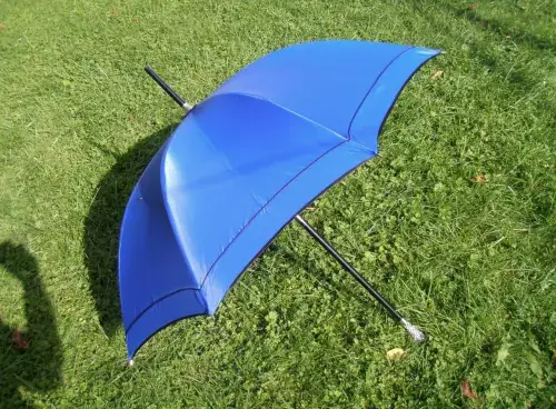 Regenschirm aus Satin blau – Bild 3 – Chiemgauer Heimatwerk Trachten-Onlineshop Regenschirm aus Satin blau - Bild 3 - Chiemgauer Heimatwerk Trachten-Onlineshop