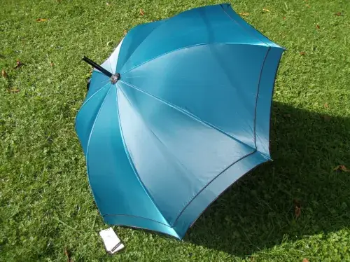 Regenschirm aus Satin petrol – Bild 3 – Chiemgauer Heimatwerk Trachten-Onlineshop Regenschirm aus Satin petrol - Bild 3 - Chiemgauer Heimatwerk Trachten-Onlineshop