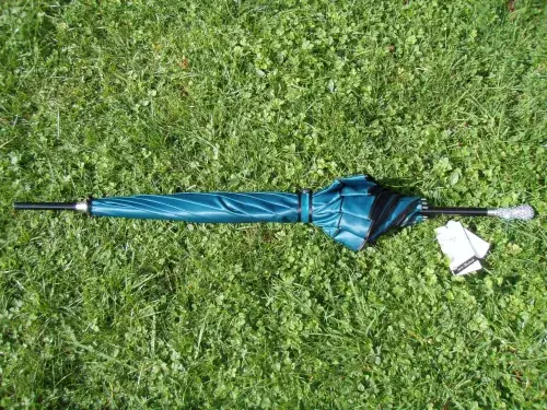 Regenschirm aus Satin petrol – Bild 4 – Chiemgauer Heimatwerk Trachten-Onlineshop Regenschirm aus Satin petrol - Bild 4 - Chiemgauer Heimatwerk Trachten-Onlineshop