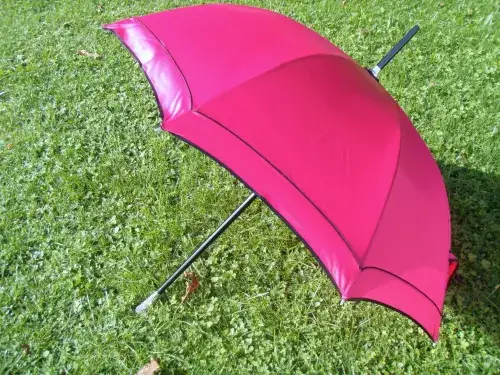 Regenschirm aus Satin pink – Bild 3 – Chiemgauer Heimatwerk Trachten-Onlineshop Regenschirm aus Satin pink - Bild 3 - Chiemgauer Heimatwerk Trachten-Onlineshop