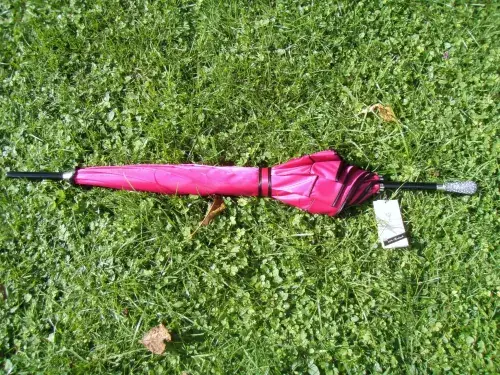 Regenschirm aus Satin pink – Bild 4 – Chiemgauer Heimatwerk Trachten-Onlineshop Regenschirm aus Satin pink - Bild 4 - Chiemgauer Heimatwerk Trachten-Onlineshop