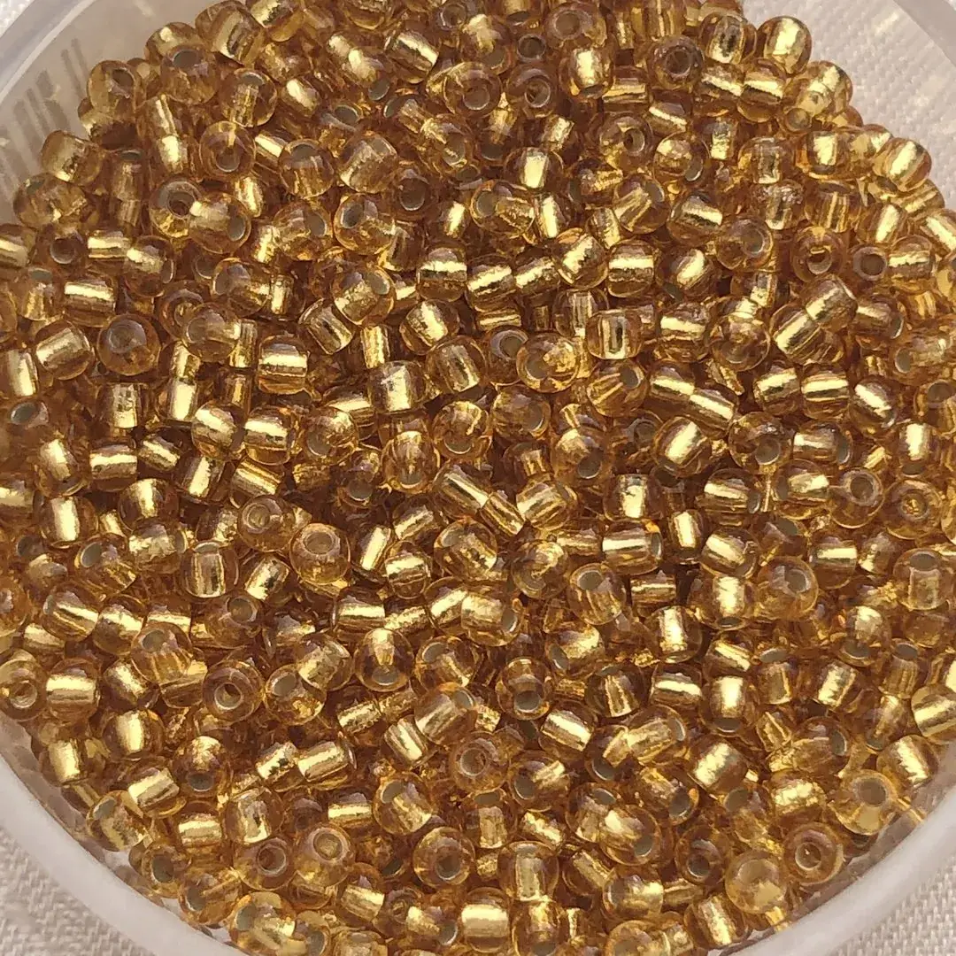 Rocailles Glasperlen gold No. 35 – Bild 6 – Chiemgauer Heimatwerk Trachten-Onlineshop Rocailles Glasperlen gold No. 35 - Bild 6 - Chiemgauer Heimatwerk Trachten-Onlineshop