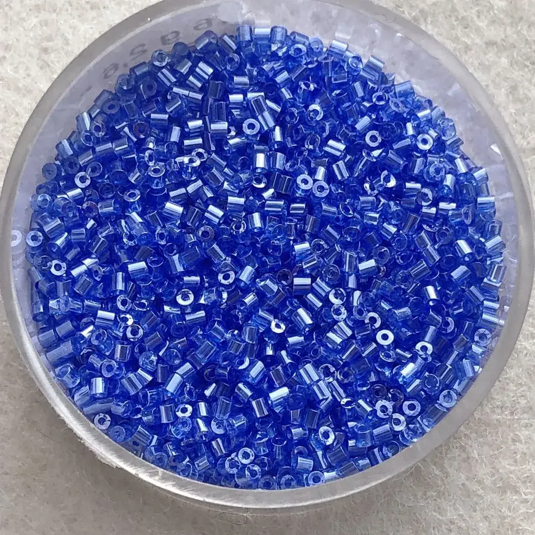 Rocailles Glasstifte blau irisierend No. 18 – Bild 2 – Chiemgauer Heimatwerk Trachten-Onlineshop Rocailles Glasstifte blau irisierend No. 18 - Bild 2 - Chiemgauer Heimatwerk Trachten-Onlineshop