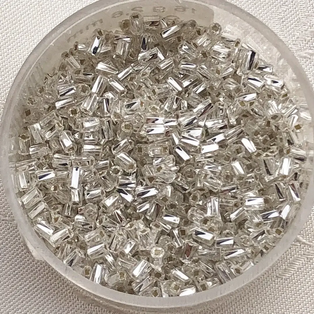 Rocailles Glasstifte silber No. 2 – Bild 2 – Chiemgauer Heimatwerk Trachten-Onlineshop Rocailles Glasstifte silber No. 2 - Bild 2 - Chiemgauer Heimatwerk Trachten-Onlineshop