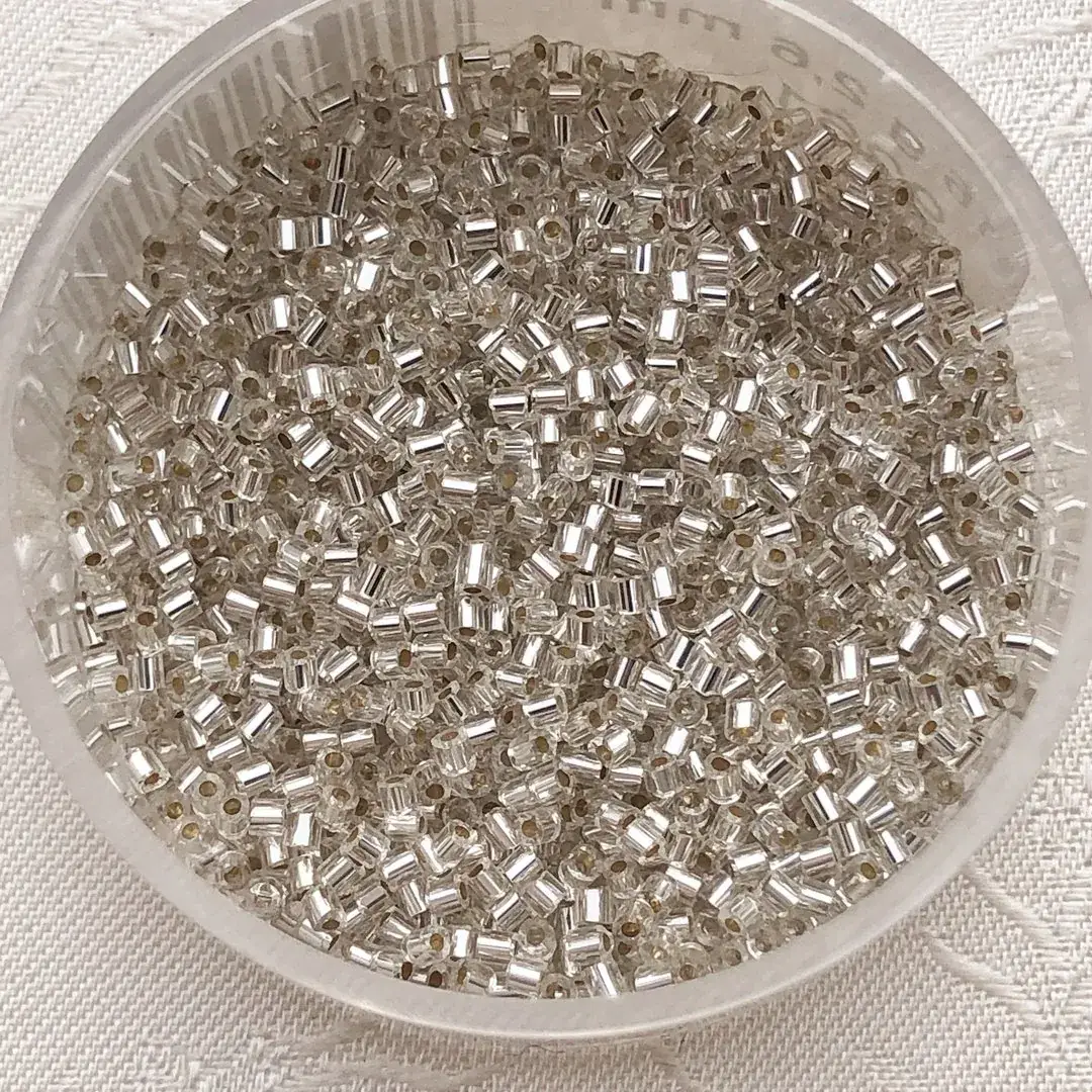 Rocailles Glasstifte silber No. 2 – Bild 5 – Chiemgauer Heimatwerk Trachten-Onlineshop Rocailles Glasstifte silber No. 2 - Bild 5 - Chiemgauer Heimatwerk Trachten-Onlineshop