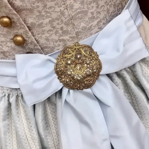 Schleifenspange Dirndlspange für Schürze altgold-grau – Bild 6 – Chiemgauer Heimatwerk Trachten-Onlineshop Schleifenspange Dirndlspange für Schürze altgold-grau - Bild 6 - Chiemgauer Heimatwerk Trachten-Onlineshop