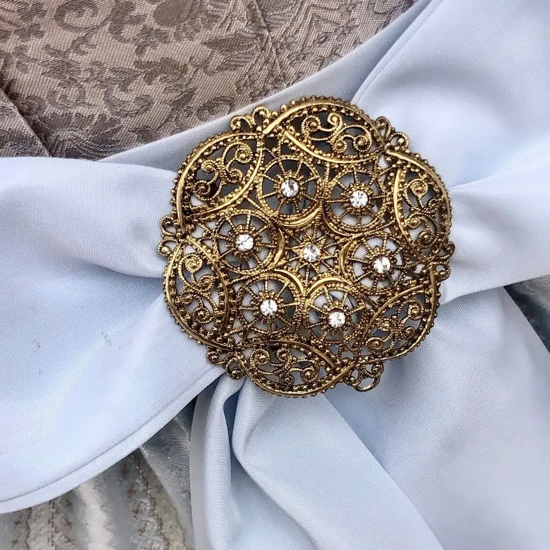 Schleifenspange Dirndlspange für Schürze altgold-kristall – Bild 37 – Chiemgauer Heimatwerk Trachten-Onlineshop Schleifenspange Dirndlspange für Schürze altgold-kristall - Bild 37 - Chiemgauer Heimatwerk Trachten-Onlineshop