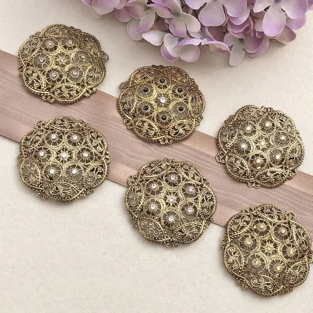 Schleifenspange Dirndlspange für Schürze altgold-kristall – Bild 4 – Chiemgauer Heimatwerk Trachten-Onlineshop Schleifenspange Dirndlspange für Schürze altgold-kristall - Bild 4 - Chiemgauer Heimatwerk Trachten-Onlineshop