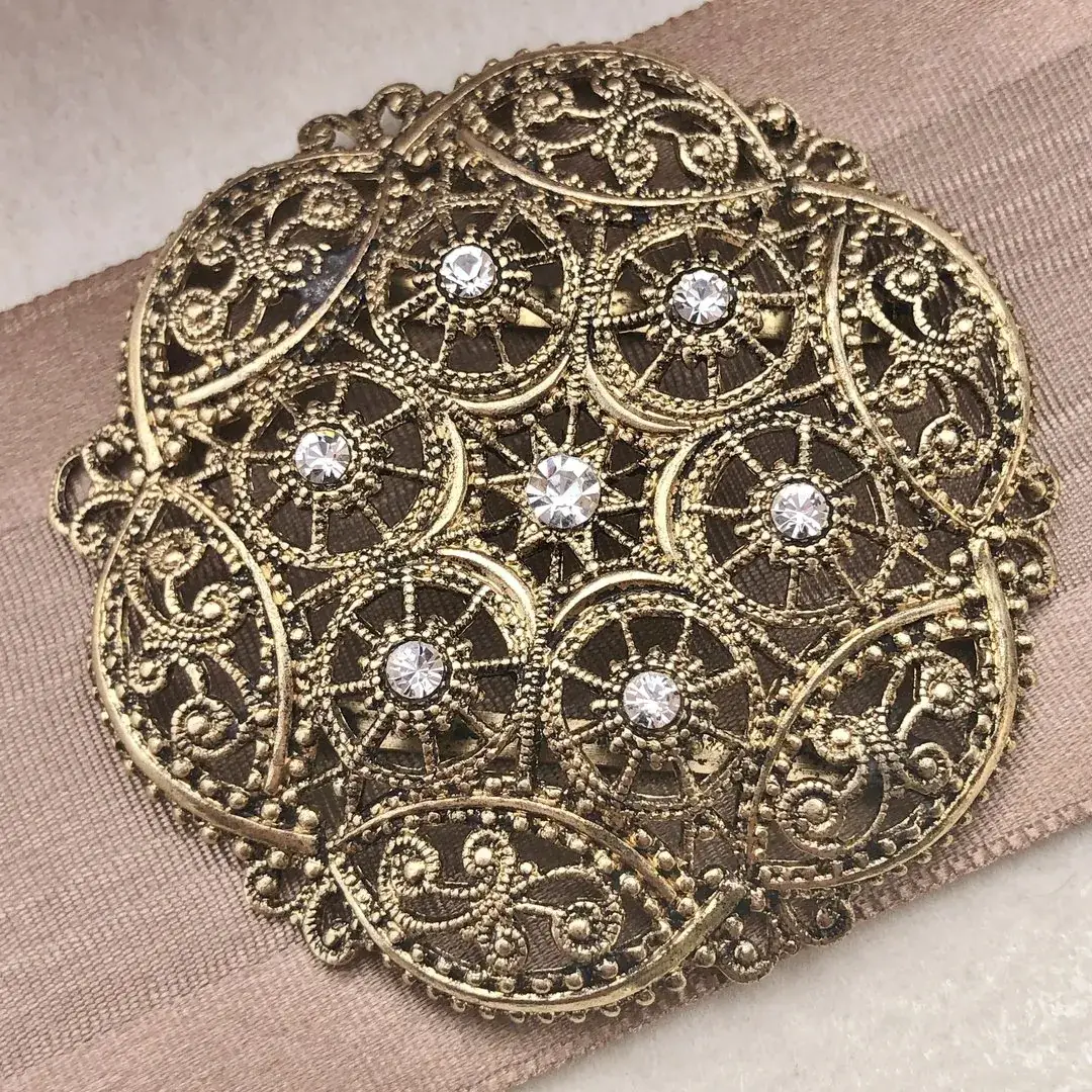 Schleifenspange Dirndlspange für Schürze altgold-kristall – Bild 44 – Chiemgauer Heimatwerk Trachten-Onlineshop Schleifenspange Dirndlspange für Schürze altgold-kristall - Bild 44 - Chiemgauer Heimatwerk Trachten-Onlineshop