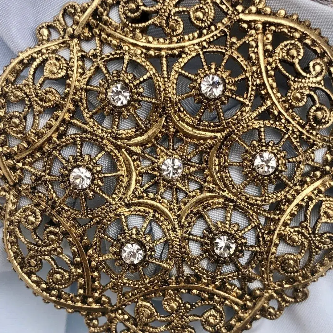 Schleifenspange Dirndlspange für Schürze altgold-kristall – Bild 5 – Chiemgauer Heimatwerk Trachten-Onlineshop Schleifenspange Dirndlspange für Schürze altgold-kristall - Bild 5 - Chiemgauer Heimatwerk Trachten-Onlineshop