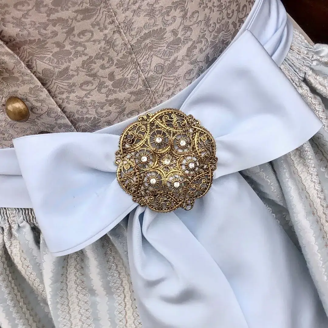 Schleifenspange Dirndlspange für Schürze altgold-kristall – Bild 8 – Chiemgauer Heimatwerk Trachten-Onlineshop Schleifenspange Dirndlspange für Schürze altgold-kristall - Bild 8 - Chiemgauer Heimatwerk Trachten-Onlineshop