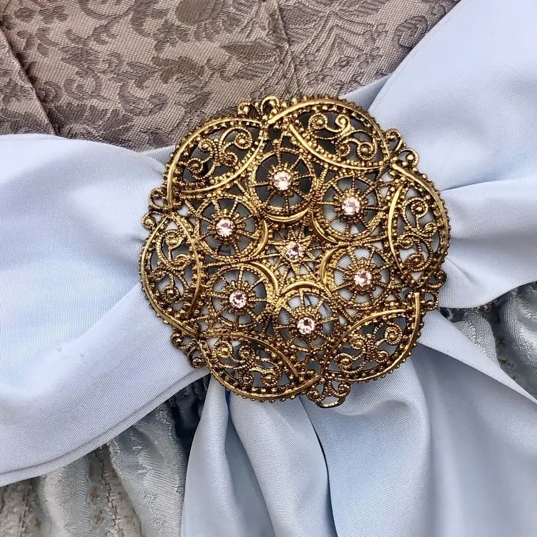 Schleifenspange Dirndlspange für Schürze altgold-rosé – Bild 10 – Chiemgauer Heimatwerk Trachten-Onlineshop Schleifenspange Dirndlspange für Schürze altgold-rosé - Bild 10 - Chiemgauer Heimatwerk Trachten-Onlineshop