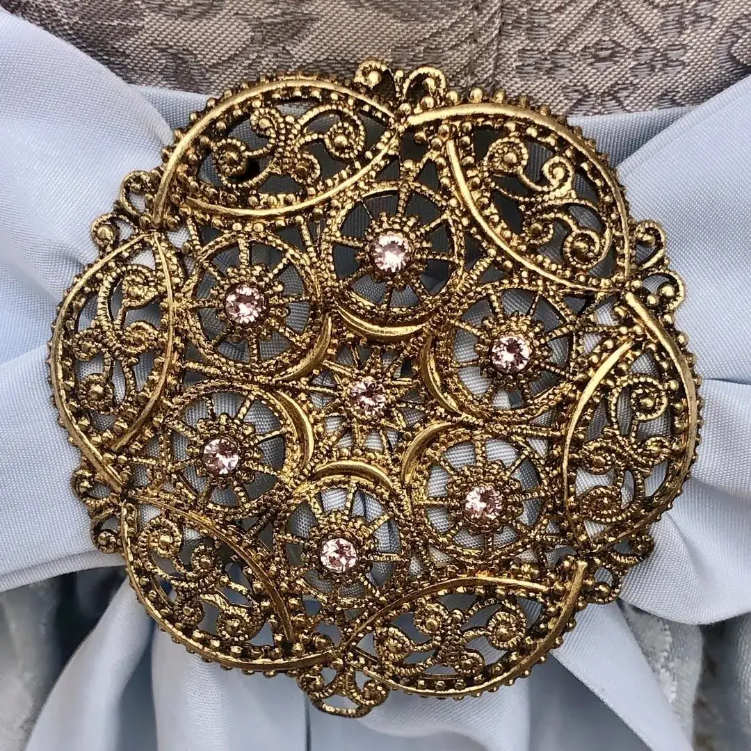 Schleifenspange Dirndlspange für Schürze altgold-rosé – Bild 14 – Chiemgauer Heimatwerk Trachten-Onlineshop Schleifenspange Dirndlspange für Schürze altgold-rosé - Bild 14 - Chiemgauer Heimatwerk Trachten-Onlineshop