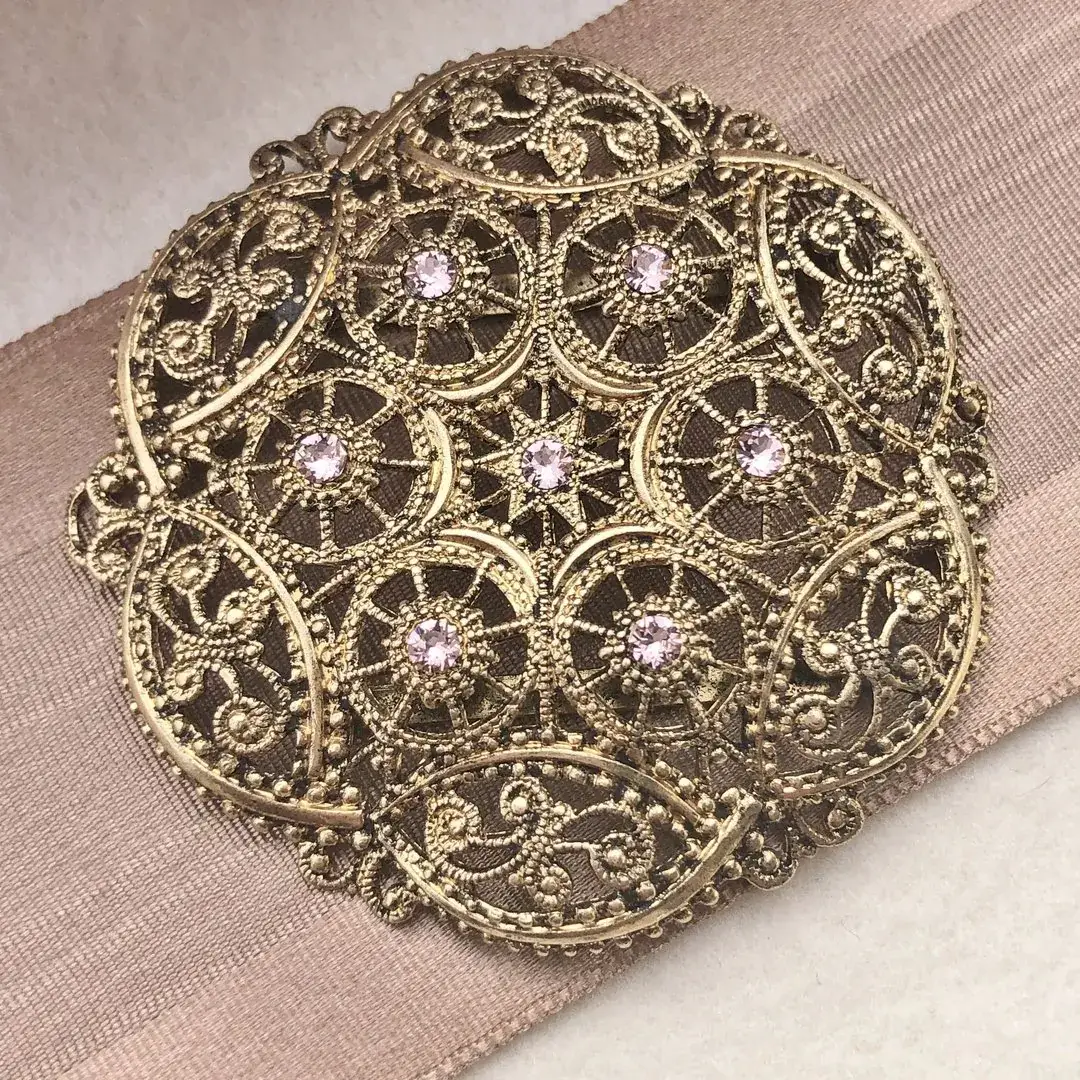 Schleifenspange Dirndlspange für Schürze altgold-rosé – Bild 2 – Chiemgauer Heimatwerk Trachten-Onlineshop Schleifenspange Dirndlspange für Schürze altgold-rosé - Bild 2 - Chiemgauer Heimatwerk Trachten-Onlineshop