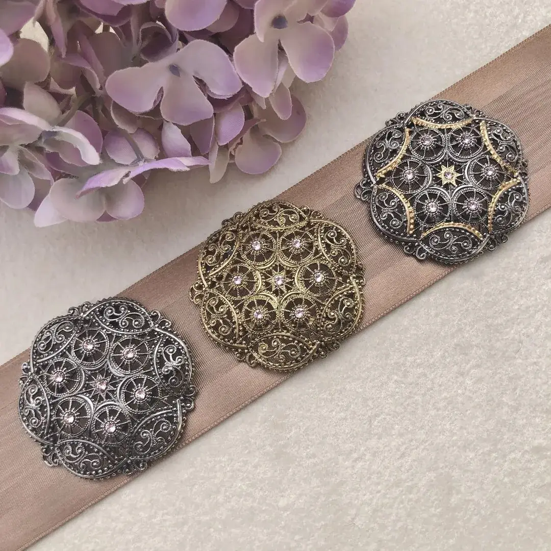 Schleifenspange Dirndlspange für Schürze altgold-rosé – Bild 8 – Chiemgauer Heimatwerk Trachten-Onlineshop Schleifenspange Dirndlspange für Schürze altgold-rosé - Bild 8 - Chiemgauer Heimatwerk Trachten-Onlineshop