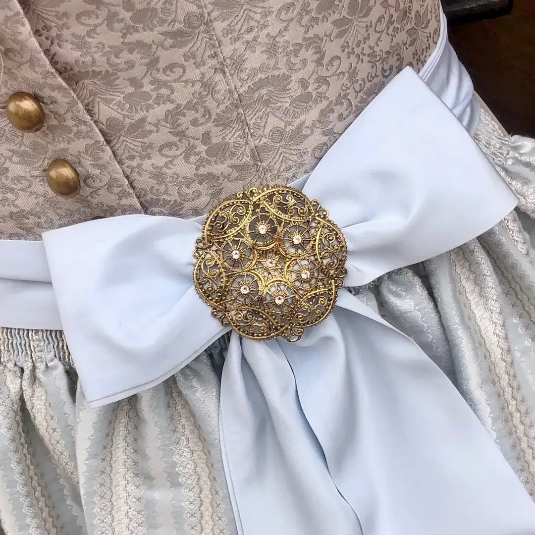 Schleifenspange Dirndlspange für Schürze altgold-rosé – Bild 9 – Chiemgauer Heimatwerk Trachten-Onlineshop Schleifenspange Dirndlspange für Schürze altgold-rosé - Bild 9 - Chiemgauer Heimatwerk Trachten-Onlineshop