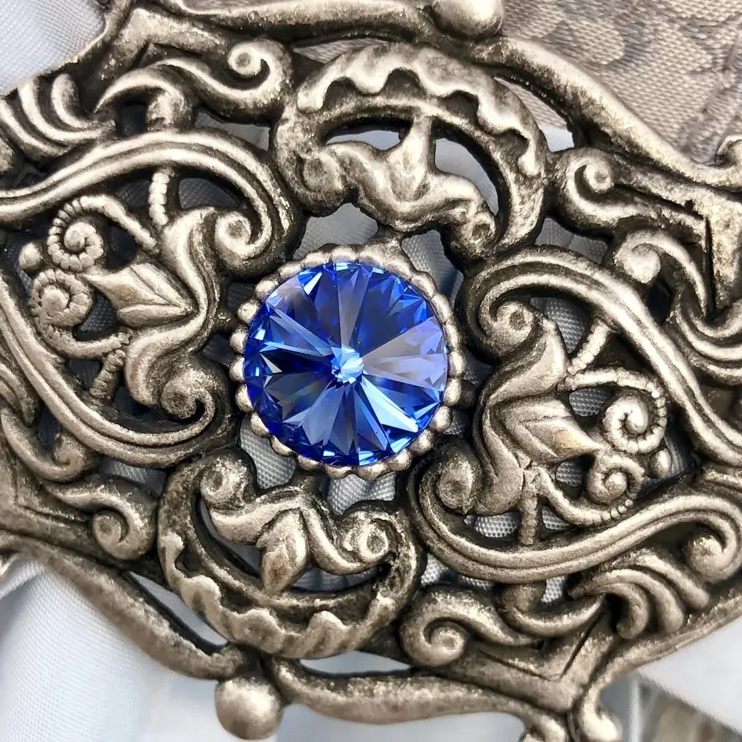 Schleifenspange Dirndlspange für Schürze blau No. 26 – Bild 13 – Chiemgauer Heimatwerk Trachten-Onlineshop Schleifenspange Dirndlspange für Schürze blau No. 26 - Bild 13 - Chiemgauer Heimatwerk Trachten-Onlineshop