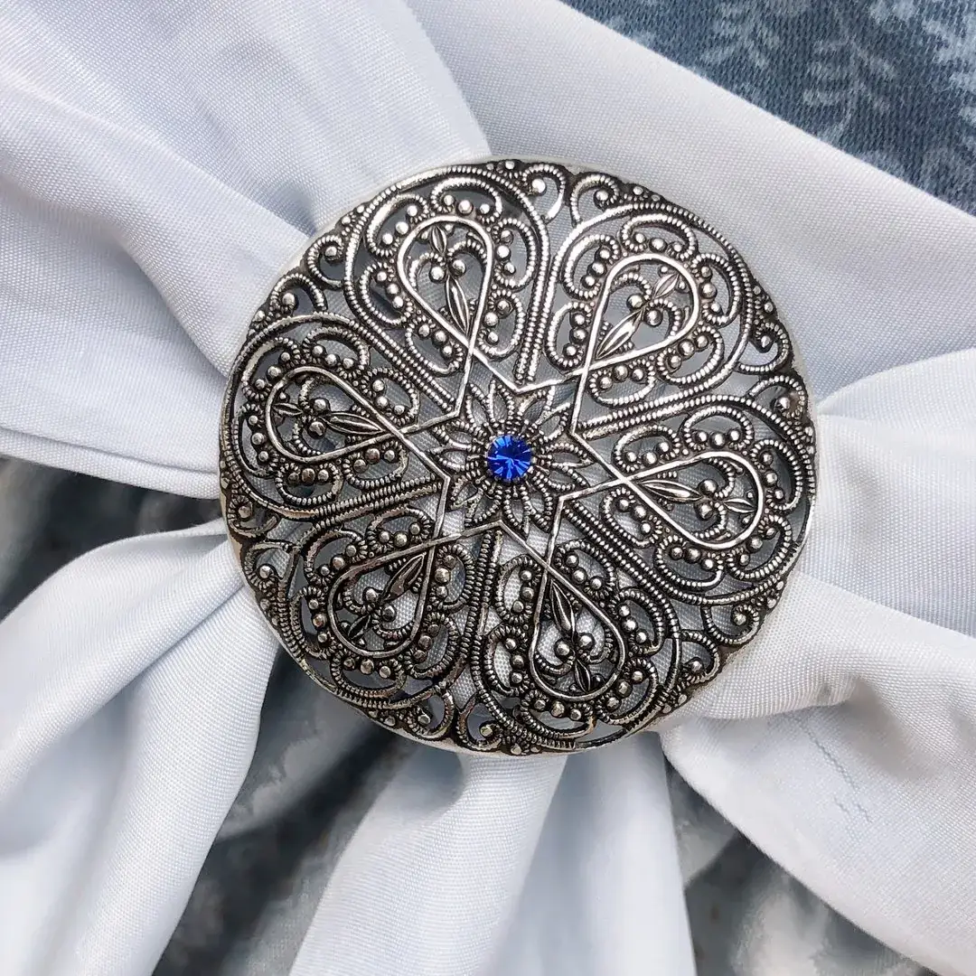 Schleifenspange Dirndlspange für Schürze blau No. 44 – Bild 10 – Chiemgauer Heimatwerk Trachten-Onlineshop Schleifenspange Dirndlspange für Schürze blau No. 44 - Bild 10 - Chiemgauer Heimatwerk Trachten-Onlineshop