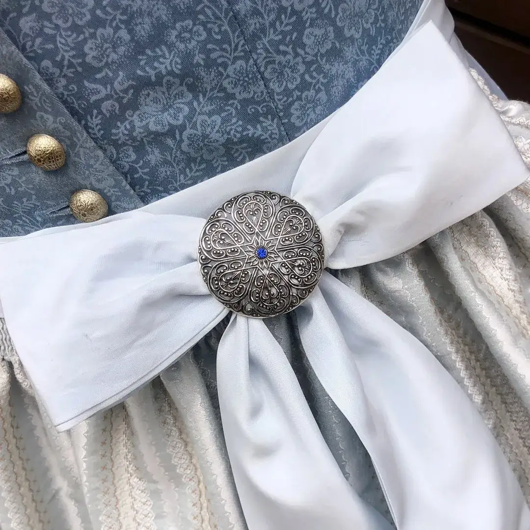 Schleifenspange Dirndlspange für Schürze blau No. 44 – Bild 6 – Chiemgauer Heimatwerk Trachten-Onlineshop Schleifenspange Dirndlspange für Schürze blau No. 44 - Bild 6 - Chiemgauer Heimatwerk Trachten-Onlineshop