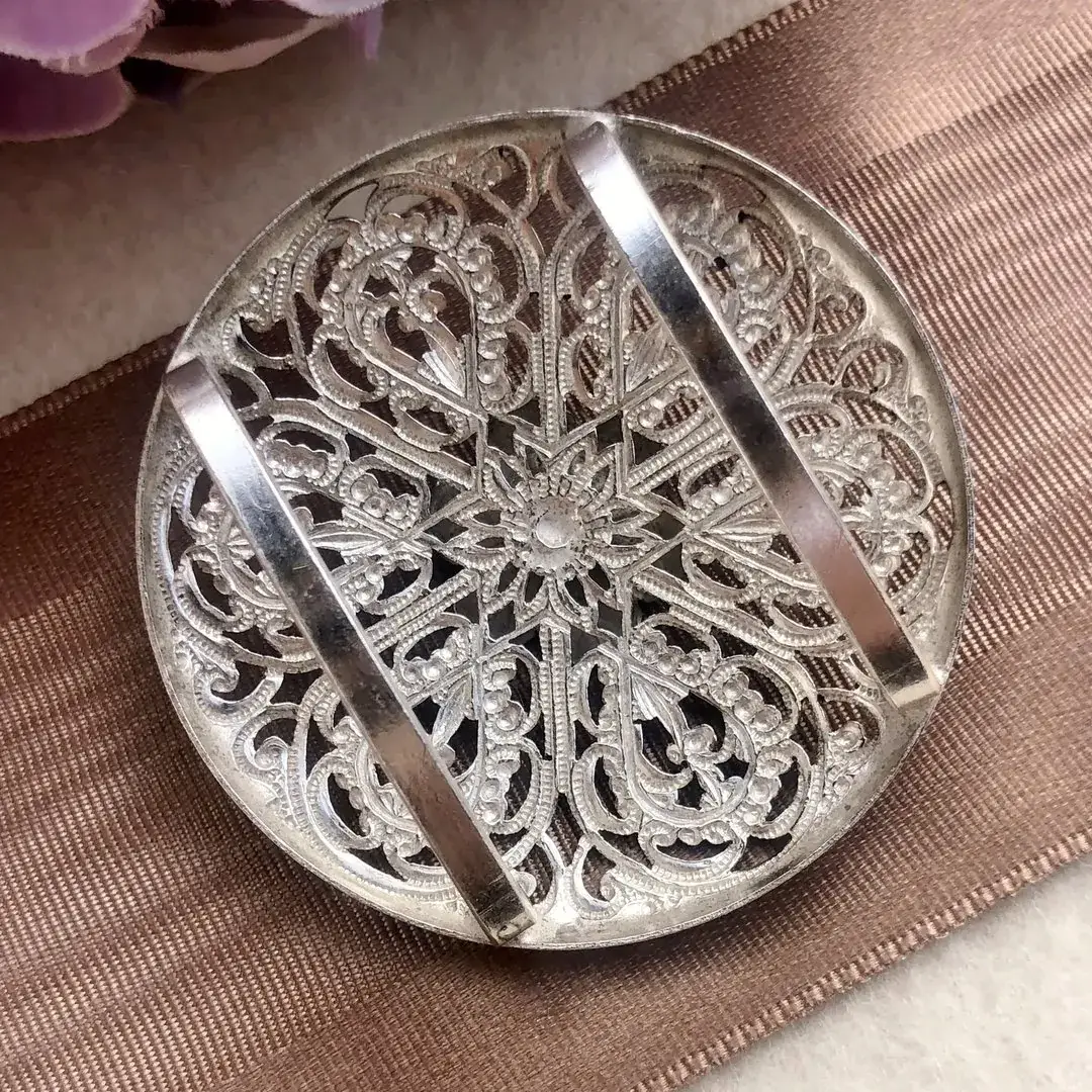 Schleifenspange Dirndlspange für Schürze grau No. 50 – Bild 6 – Chiemgauer Heimatwerk Trachten-Onlineshop Schleifenspange Dirndlspange für Schürze grau No. 50 - Bild 6 - Chiemgauer Heimatwerk Trachten-Onlineshop