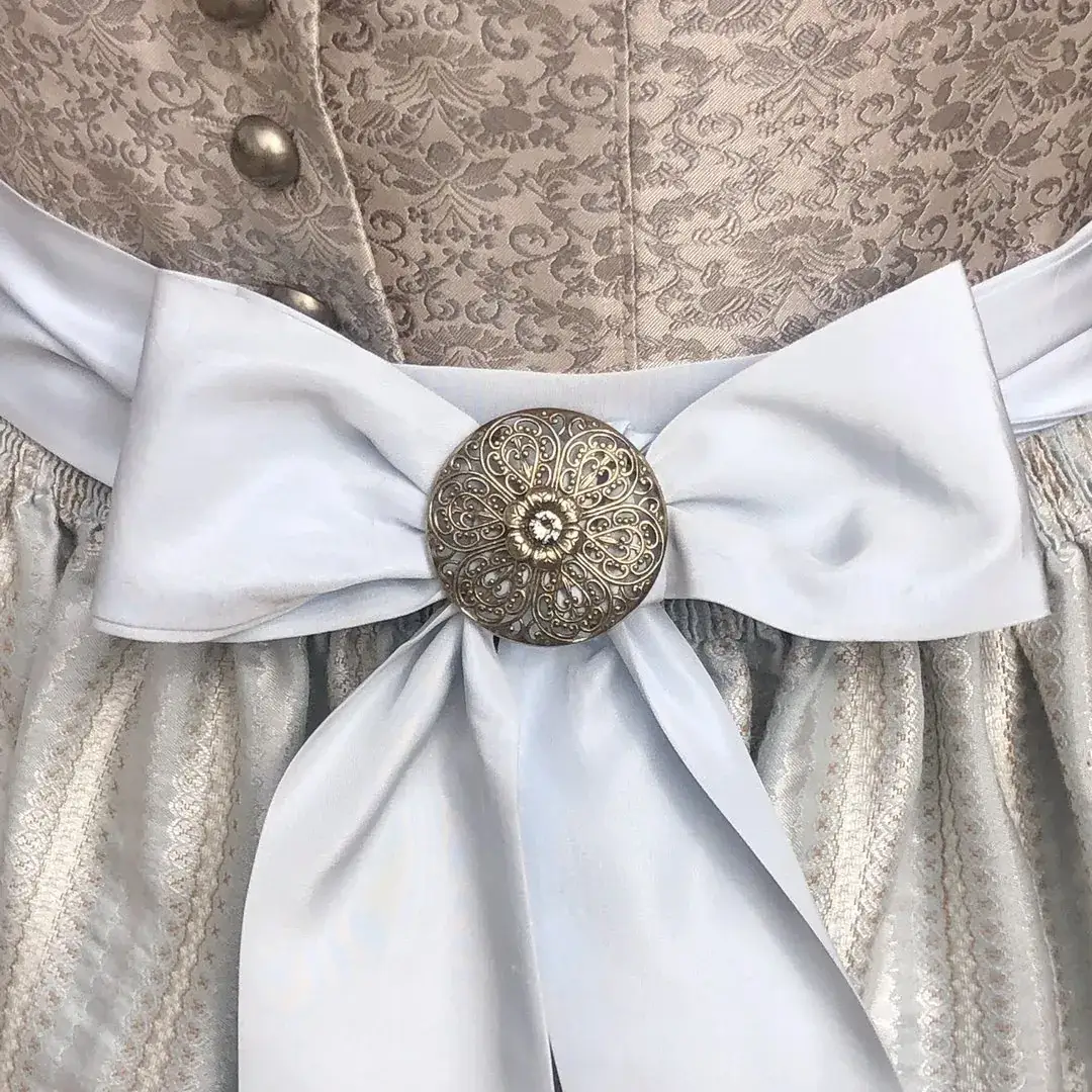 Schleifenspange Dirndlspange für Schürze grau No. 50 – Bild 9 – Chiemgauer Heimatwerk Trachten-Onlineshop Schleifenspange Dirndlspange für Schürze grau No. 50 - Bild 9 - Chiemgauer Heimatwerk Trachten-Onlineshop