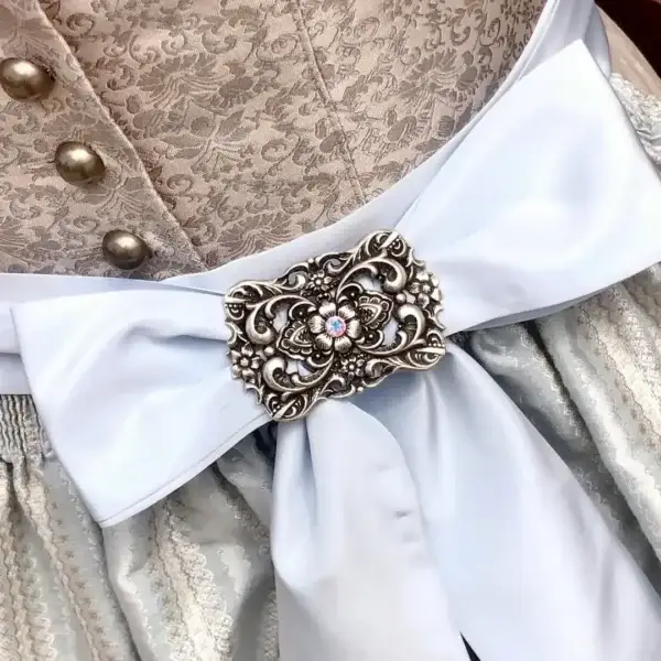 Schleifenspange Dirndlspange für Schürze kristall AB No. 12 – Bild 1 – Chiemgauer Heimatwerk Trachten-Onlineshop Schleifenspange Dirndlspange für Schürze kristall AB No. 12 - Bild 1 - Chiemgauer Heimatwerk Trachten-Onlineshop
