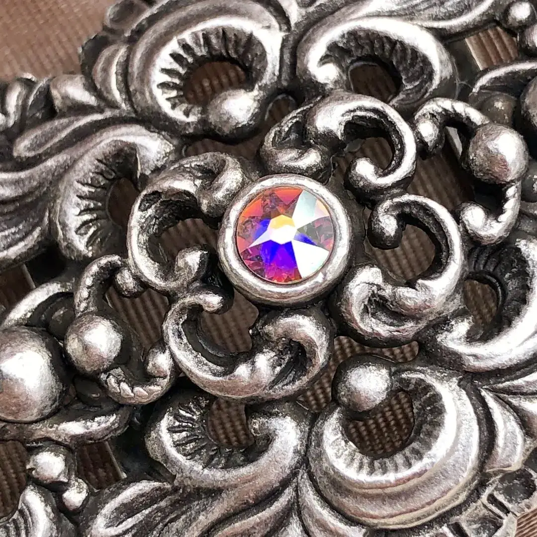 Schleifenspange Dirndlspange für Schürze kristall AB No. 31 – Bild 7 – Chiemgauer Heimatwerk Trachten-Onlineshop Schleifenspange Dirndlspange für Schürze kristall AB No. 31 - Bild 7 - Chiemgauer Heimatwerk Trachten-Onlineshop