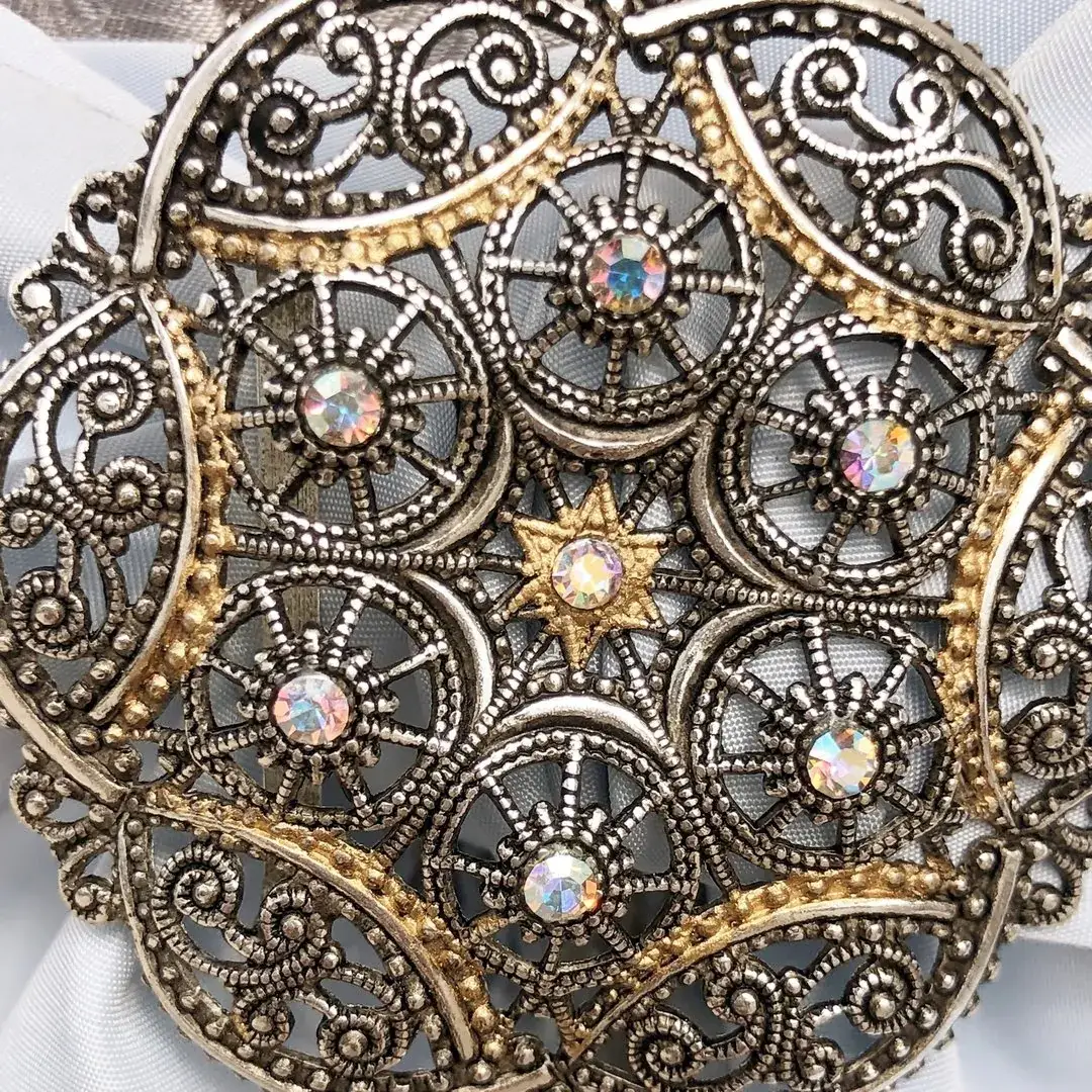 Schleifenspange Dirndlspange für Schürze Perle kristall AB No. 4 – Bild 15 – Chiemgauer Heimatwerk Trachten-Onlineshop Schleifenspange Dirndlspange für Schürze Perle kristall AB No. 4 - Bild 15 - Chiemgauer Heimatwerk Trachten-Onlineshop