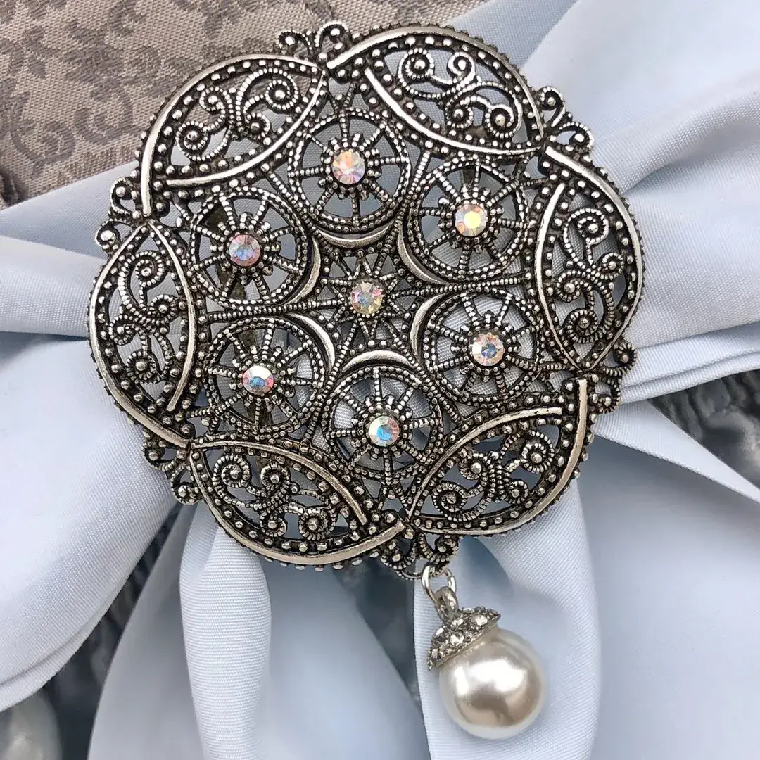 Schleifenspange Dirndlspange für Schürze Perle kristall AB No. 8 – Bild 10 – Chiemgauer Heimatwerk Trachten-Onlineshop Schleifenspange Dirndlspange für Schürze Perle kristall AB No. 8 - Bild 10 - Chiemgauer Heimatwerk Trachten-Onlineshop